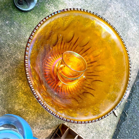 Vintage carnival Indiana Glass Harvest grape Amber punch bowl and 4 cups - Picture 3 of 11